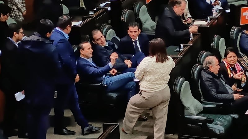 Durante el día se vio dialogar a los coordinadores de PAN, PRI y MC.