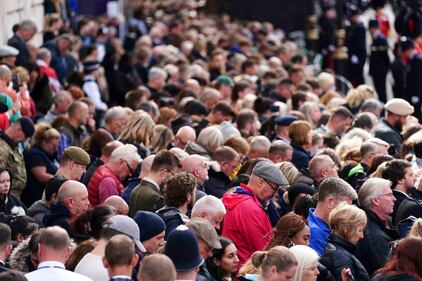 Más de 300 mil personas esperaron durante horas para presentar sus respetos ante el féretro de roble de Su Majestad.