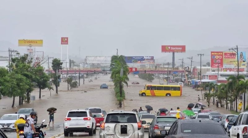 Acapulco inundado por huracán