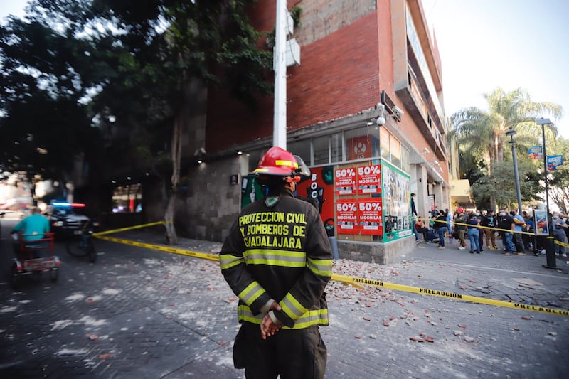 Se desprendieron del muro los acabados que emulaban ladrillos, cayeron de una altura de seis metros.