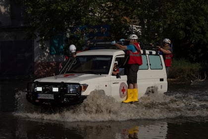 Destrucción de presa en ucrania pone en peligro la vida de miles de civiles.