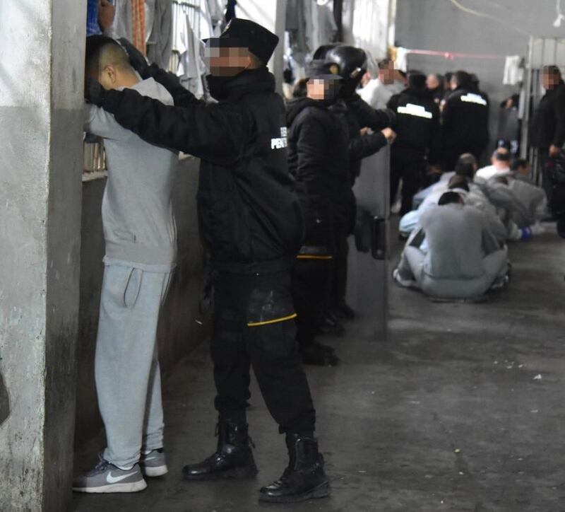 Elementos policiacos recorrieron diversas áreas en los módulos que conforman el comúnmente llamado “penal de Apodaca”.