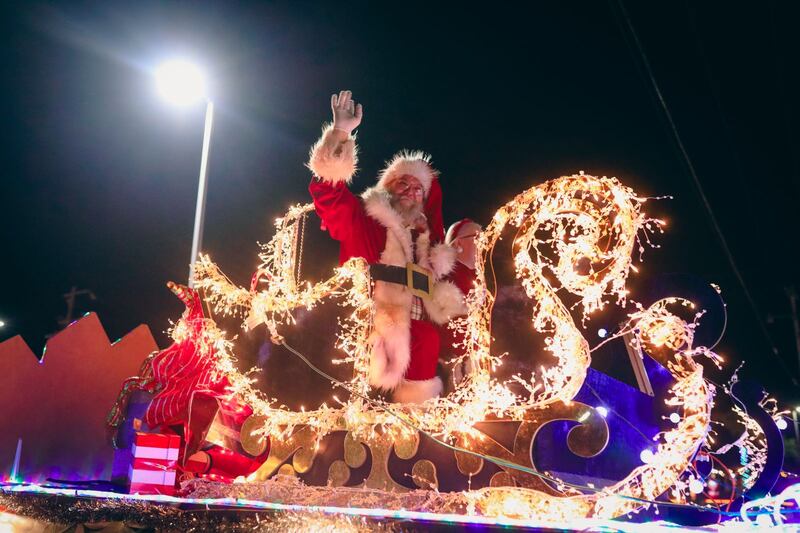 Santa Clos no podía faltar en el desfile de Monterrey.