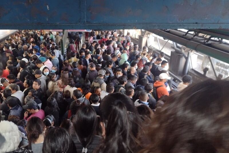 Desalojo de tren en Línea 8 provoca aglomeraciones.