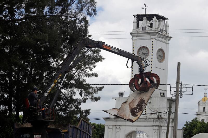 Elementos de protección civil y bomberos laboran para el retiro de escombros que dejó el colapso de un tanque de agua en el municipio de San Martín Texmelucan, Puebla y ocasionó la muerte de dos personas y heridos.