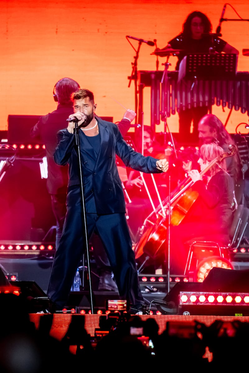 El cantante se presentó ante casi 16 mil personas en el Estadio 3 de Marzo.