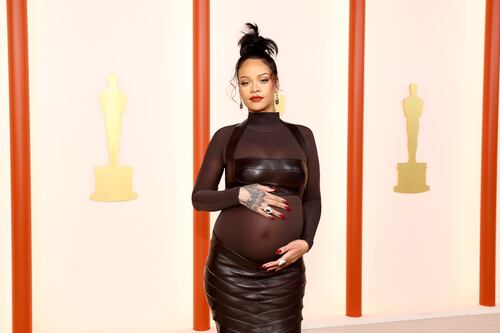 Rihanna muestra su pancita de embarazada en una sesión íntima con poca ropa