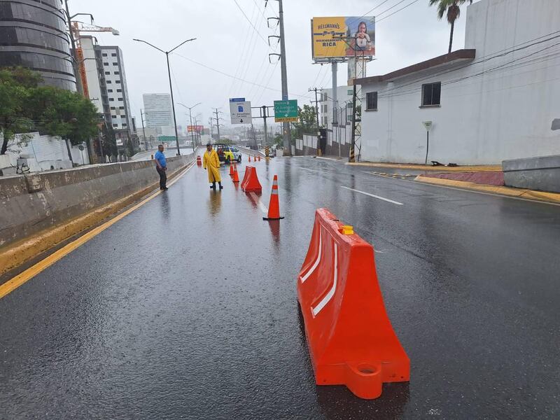 Tránsito de Monterrey cerró la circulación de Venustiano Carranza sobre el Río Santa Catarina, en los cruces con Constitución y con Morones Prieto