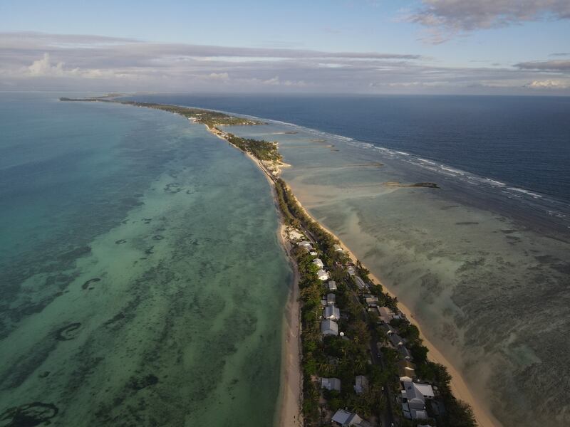 Kiribati, marzo de 2023. Vista aérea del sur de Tarawa. La mitad de la población de Kiribati vive en esta pequeña franja de tierra, con la laguna a un lado y el océano al otro. El punto más alto del sur de Tarawa está a sólo tres metros sobre el nivel del mar; todo el país es extremadamente vulnerable a los efectos del cambio climático.