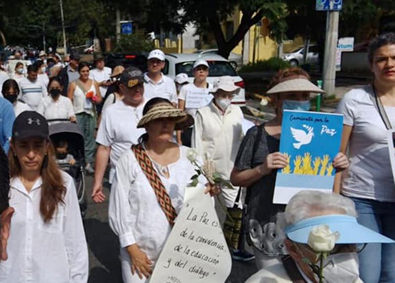 Los asistentes de la protesta vestían de blanco y guardaron silencio en toda la peregrinación.