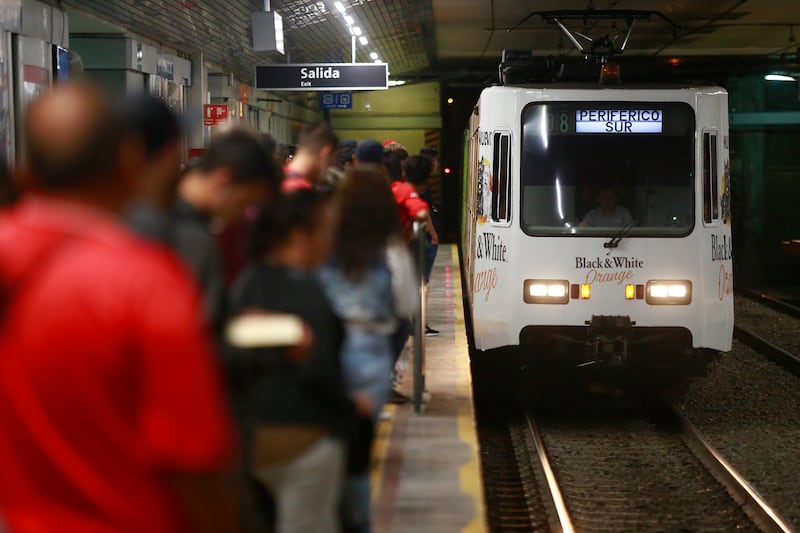 Además del robo de cables, una constante que afecta a la Línea 1 ha sido la colocación de objetos en las catenarias para dañar los sistemas eléctricos.