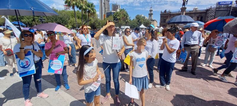 Padres de familia acompañados de sus hijos acudieron a manifestarse.