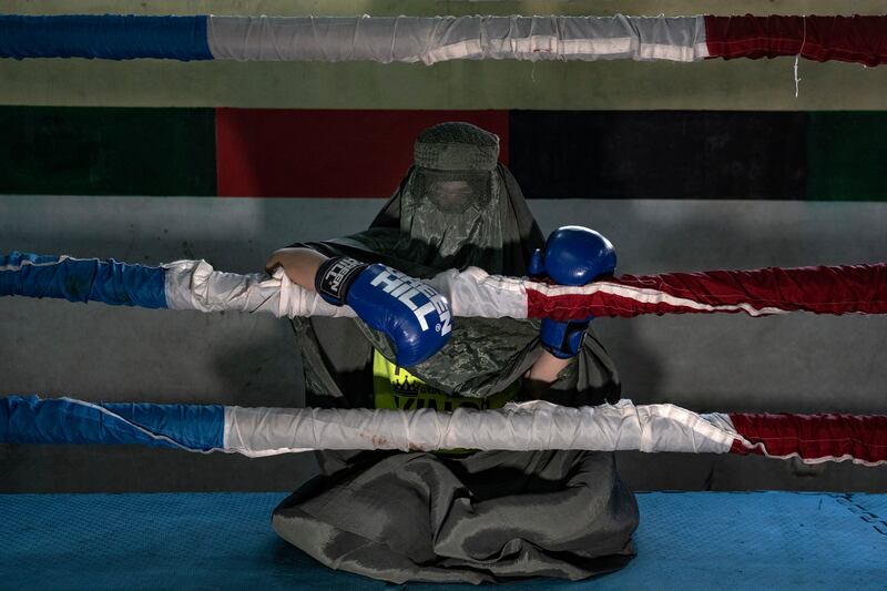 Mujeres afganas sufren restricciones para practicar deportes por ley islámica.