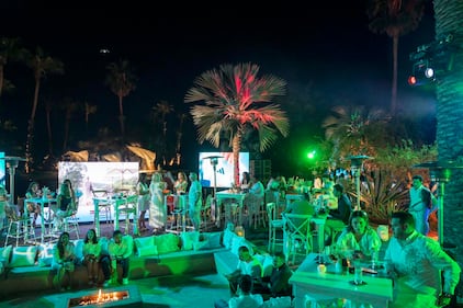 En la víspera del Abierto de Los Cabos, una celebración deslumbrante dio inicio al prestigioso torneo. El lujoso restaurante de comida latina fue el escenario perfecto para la Fiesta de Blanco, a la que asistieron destacadas personalidades, entre ellas los talentosos tenistas Alexander Zverev, Stéfanos Tsitsipas y el orgullo mexicano, Rodrigo Pacheco.

Bajo la iluminación cautivadora y la ambientación inspirada en el desierto, los invitados especiales disfrutaron de una noche en la que el blanco fue el protagonista indiscutible. El evento, que capturó la esencia del lujo y la sofisticación, contó con la musicalización de un talentoso DJ, elevando la atmósfera festiva.

Los asistentes, ataviados impecablemente de blanco, se sumergieron en la elegancia y camaradería que caracterizaron la velada. Entre risas y brindis, los cocteles exquisitos deleitaron los paladares mientras se gestaba una atmósfera de celebración. La fusión de elementos del desierto creó un escenario mágico que realzó la belleza de la velada.

La presencia de estrellas internacionales del tenis añadió un toque especial al evento, generando emoción entre los aficionados que tuvieron la oportunidad de compartir momentos inolvidables con sus ídolos. La Fiesta de Blanco se erigió como un preludio espectacular para el Abierto de Los Cabos, marcando el inicio de una semana que promete emociones intensas en la cancha y fuera de ella.