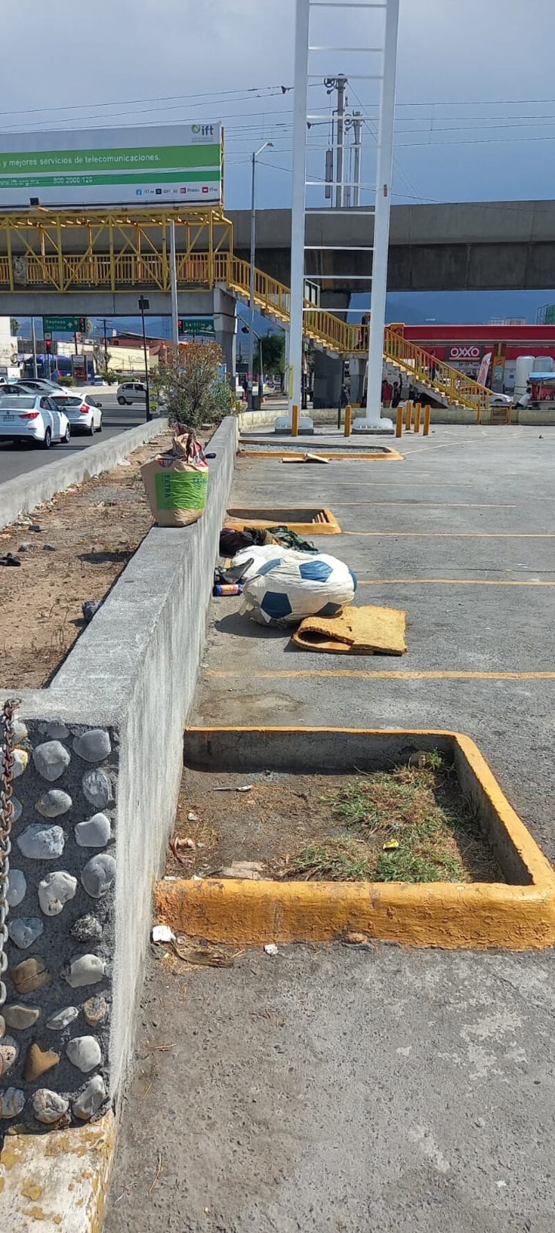 De día puede parecer un montón de basura, pero de noche es la cama de un migrante.