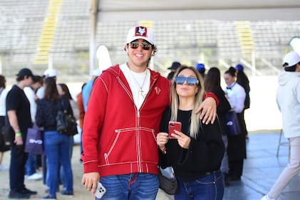 Pasión por la tecnología y la velocidad se vivió en el Autódromo Hermanos Rodríguez, donde se presentó el automóvil capaz de saltar y girar sobre su eje.