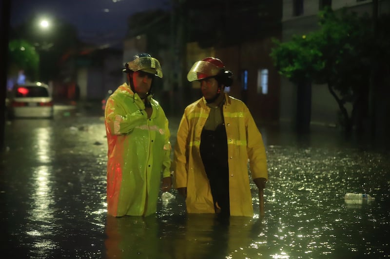 Cuerpos de emergencia se movilizaron para atender los puntos de inundación.