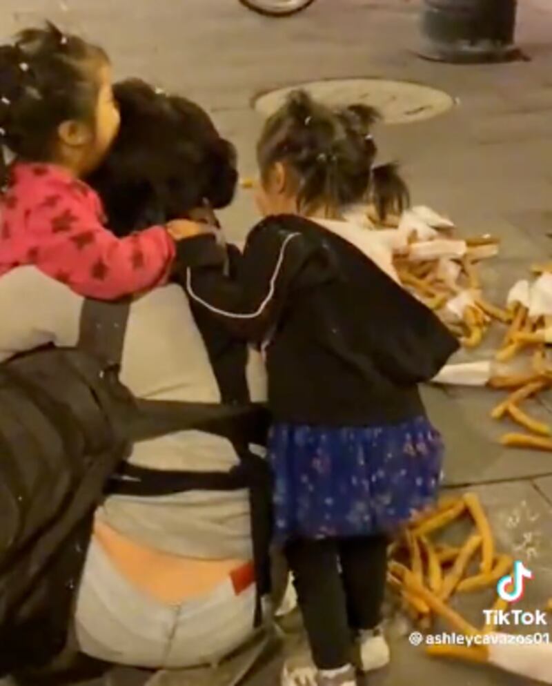 policías-cdmx-tiraron-canasta-de-churros-a-señora-de-la-tercera-edad