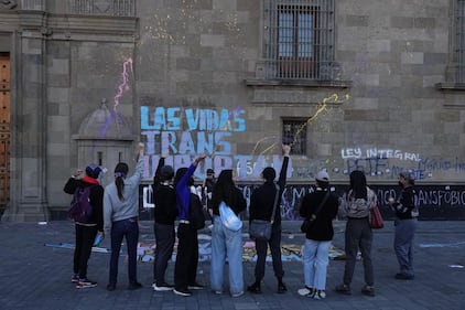 Policía irrumpe en manifestación trans frente a Palacio Nacional