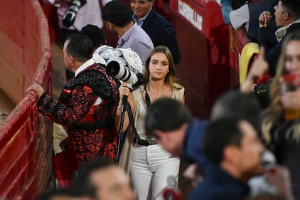 Una noche inolvidable se vivió en La Plaza México con la brillante actuación de los rejoneadores Guillermo Hermoso de Mendoza, Javier Funtanet y Jorge Hernández Gárate. Cada uno cortó una oreja gracias a su destreza y conexión con el público capitalino, que respondió con júbilo a cada pase. Los emocionantes "¡Olés!" resonaron con fuerza, dejando una huella imborrable en la memoria de los asistentes, quienes disfrutaron de un espectáculo lleno de arte y pasión taurina.