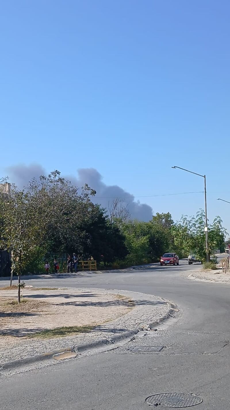 La cortina de humo es visible desde varios kilómetros a la redonda.