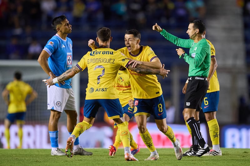 Brian Rodriguez logró marcar un polémico gol en el primer tiempo del Clásico Joven.