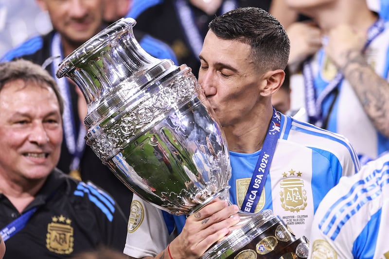 A Di María le regalaron una Copa América como homenaje