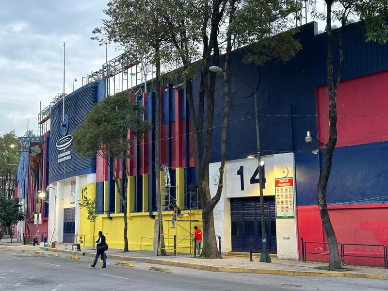 Estadio Azul pintan de amarillo