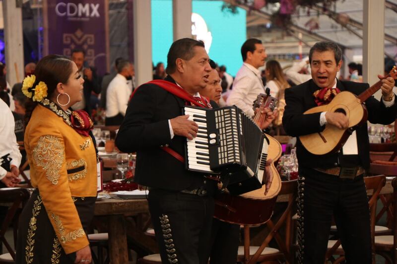 Ceremonia de inauguración y cena de bienvenida a invitados especiales.