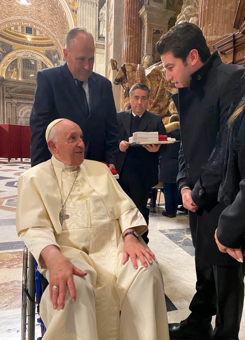 En diciembre de 2022, el gobernador visitó a Su Santidad en El Vaticano.