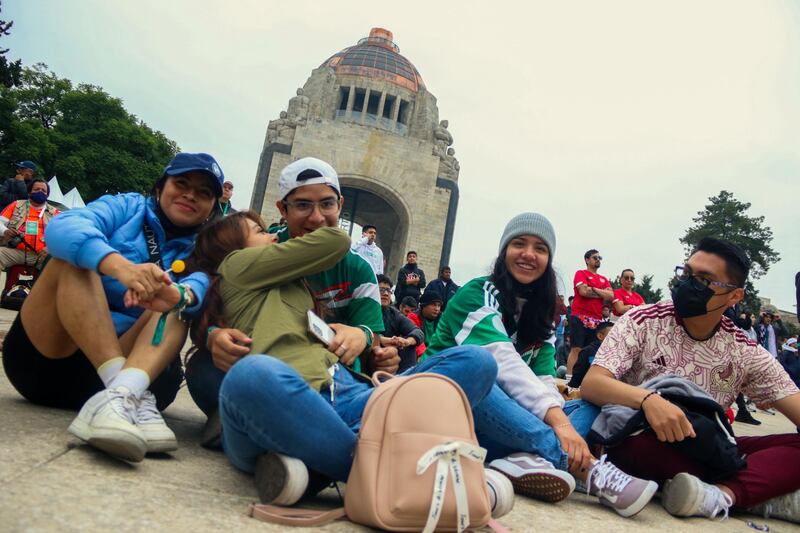 Los aficionados se dan cita a mirar los partidos del Mundial al Fan Fest.