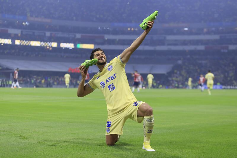 Henry Martín se ha caracterizado por sus peculiares festejos cuando le anota gol a Chivas.