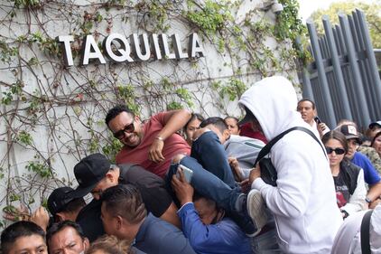 Fans y revendedores se enfrentan por boletos de Luis Miguel