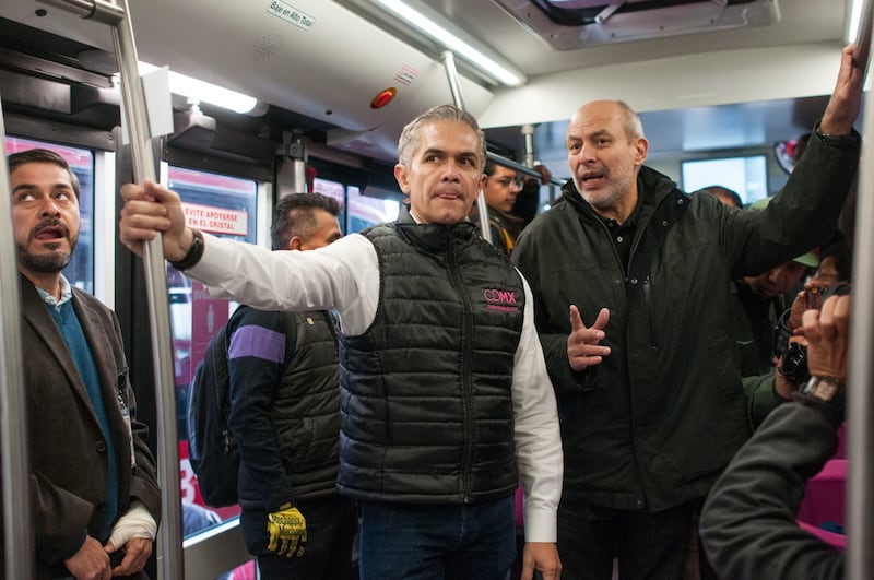 Miguel Ángel Mancera en un Metrobús en 2017.