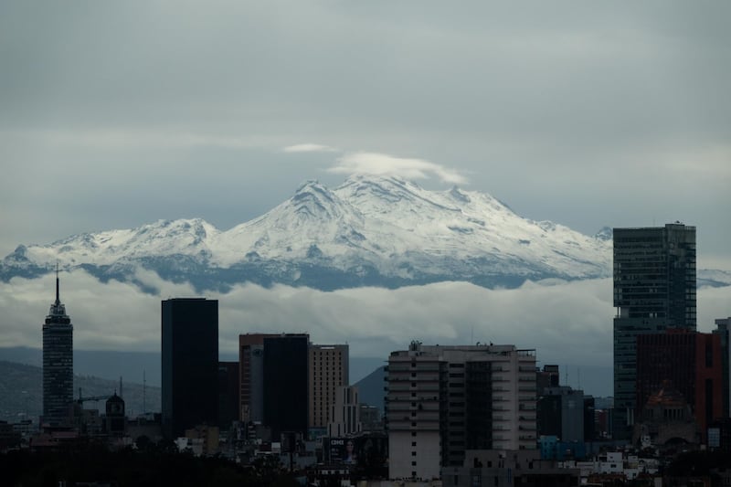 Primera nevada en México cubre de blanco al Popocatépetl y Iztaccíhuatl