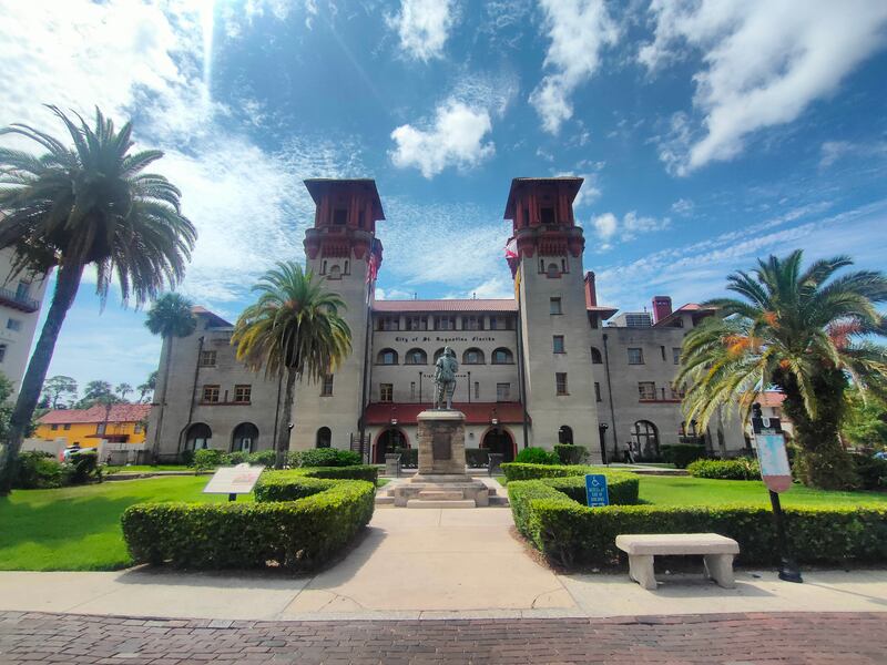Explora la mágica St. Augustine. A solo dos horas de Orlando, esta histórica ciudad costera ofrece rica historia, calles adoquinadas, arquitectura colonial y deliciosa gastronomía
