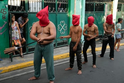 Cientos de devotos filipinos han celebrado el Jueves Santo con una tradición que implica autoflagelarse para honrar el sufrimiento de Cristo en la cruz. Con el rostro cubierto y con ropa roja o negra han recorrido las calles de la ciudad de Mandaluyong, mientras castigaban su cuerpo con cadenas y látigos.