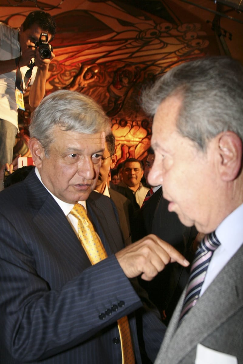 En 2012, AMLO, como candidato a la Presidencia de la República por el Partido de la Revolucion Democratica, plático con Porfirio Muñoz Ledo al termino de la toma de protesta ante el Consejo Nacional del partido, en el Polyforum Siqueiros (Cuartoscuro).