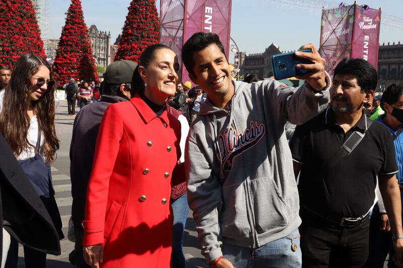 CIUDAD DE MÉXICO, 17DICIEMBRE2022.- La jefa de gobierno Claudia Sheinbaum inaugura la Verbena Popular con motivo de las fiestas decembrinas, en el Zócalo Capitalino. FOTO: EDGAR NEGRETE/CUARTOSCURO.COM