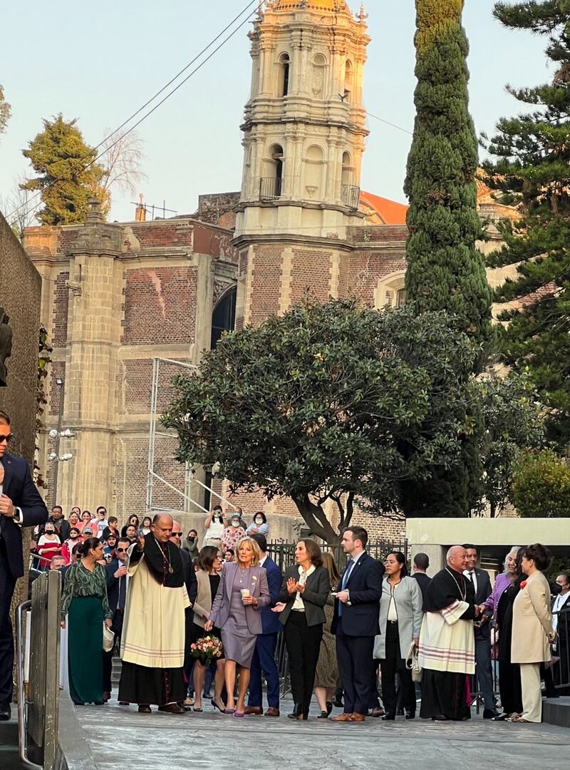 Jill Biden recorre la Basílica de Guadalupe durante su visita por México.