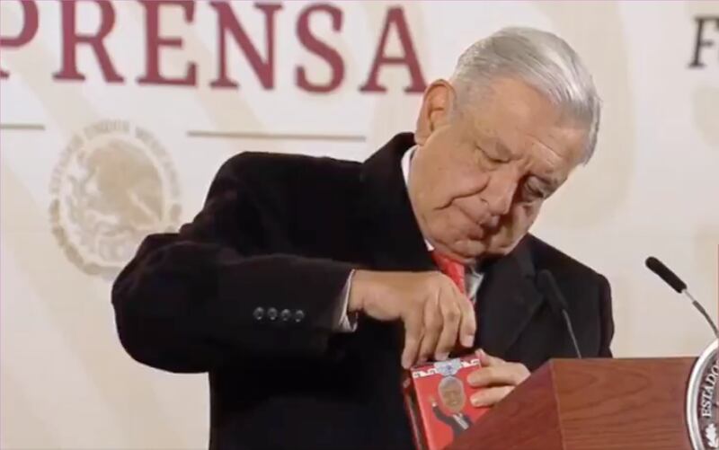 AMLO presume su muñeco cabezón en la mañanera