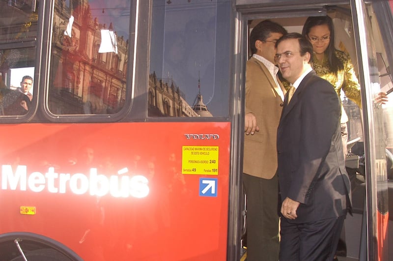 Marcelo Ebrard en un Metrobús en 2008.