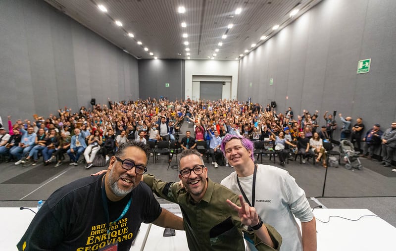 El comediante llegó a presentar su libro en el último día de FIL Guadalajara.