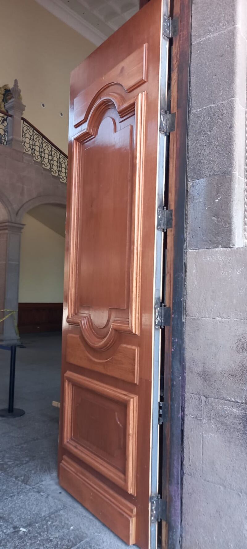 La puerta principal del Palacio fue sustituida por otra ya que la original quedó totalmente destruida.