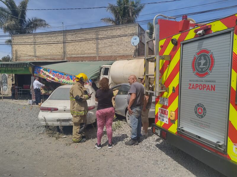 Al final fueron cuatro los automotores que sufrieron daños por este accidente metros antes de llegar a la carretera a Nogales.