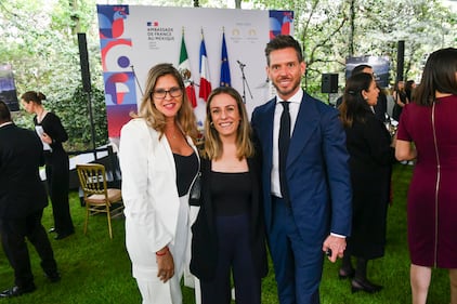 Con la cuenta regresiva en 15 días para el inicio de los Juegos Olímpicos París 2024, se celebró este jueves el Día Nacional de Francia en México. La ceremonia, que resaltó la amistad entre ambos países, contó con la presencia de Ana Gabriela Guevara Espinoza, directora de la CONADE. Este evento destaca la importancia del deporte como un puente entre culturas y refuerza la unión en el contexto olímpico, generando entusiasmo por la competencia que se avecina.