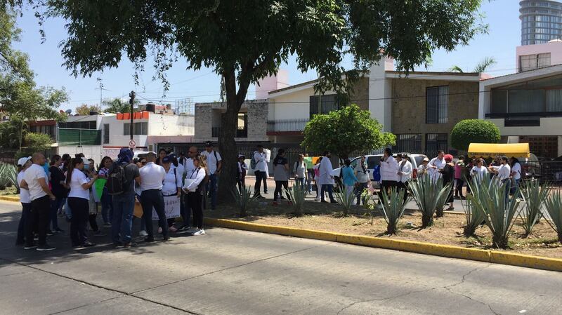 Los trabajadores exigen que se cumpla la promesa de reinstalar de menos a algunos de ellos.