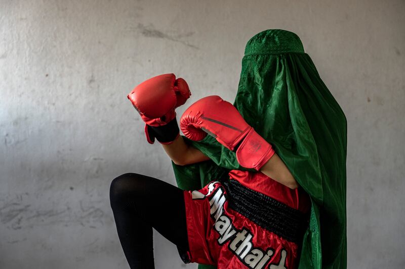 Mujeres afganas sufren restricciones para practicar deportes por ley islámica.