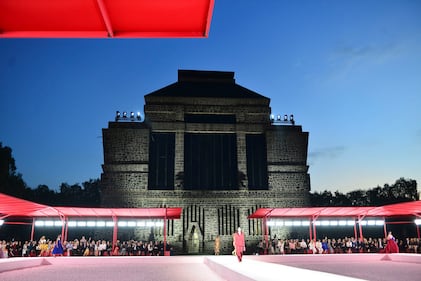 El Museo Anahuacalli de la Ciudad de México, con su arquitectura imponente y conexión con el arte, fue el escenario perfecto para la presentación de la colección Carolina Herrera Resort 2025, a cargo de su director creativo, Wes Gordon.

El desfile, considerado uno de los eventos de moda más relevantes del año en México, atrajo a celebridades, figuras del entretenimiento y la moda, quienes disfrutaron de una velada que fusionó el diseño contemporáneo con la esencia de la cultura mexicana.

La colección, llena de colores vibrantes, estampados florales y siluetas sofisticadas, celebró la femineidad moderna con un guiño a la tradición. El entorno único del Anahuacalli, concebido por Diego Rivera como un homenaje a las culturas prehispánicas, amplificó la narrativa artística de la marca, convirtiendo cada look en una obra de arte en movimiento.

Este evento reafirma la posición de México como epicentro de creatividad y un destino clave en el panorama de la moda global.