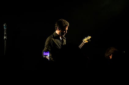 En compañía de empresarios, actores, músicos y famosos, Rafa Lizárraga celebró su cumpleaños número 50 en la Ciudad de México. La tarde llegó a su punto más emocionante cuando Benny Ibarra saltó al escenario para cantar sus mejores éxitos, poniendo a cantar y bailar a un público que se divirtió coreando sus canciones. Para cerrar la velada, Benny invitó a Rafa a subir al escenario, y este agradeció la presencia de sus amigos durante su fiesta.